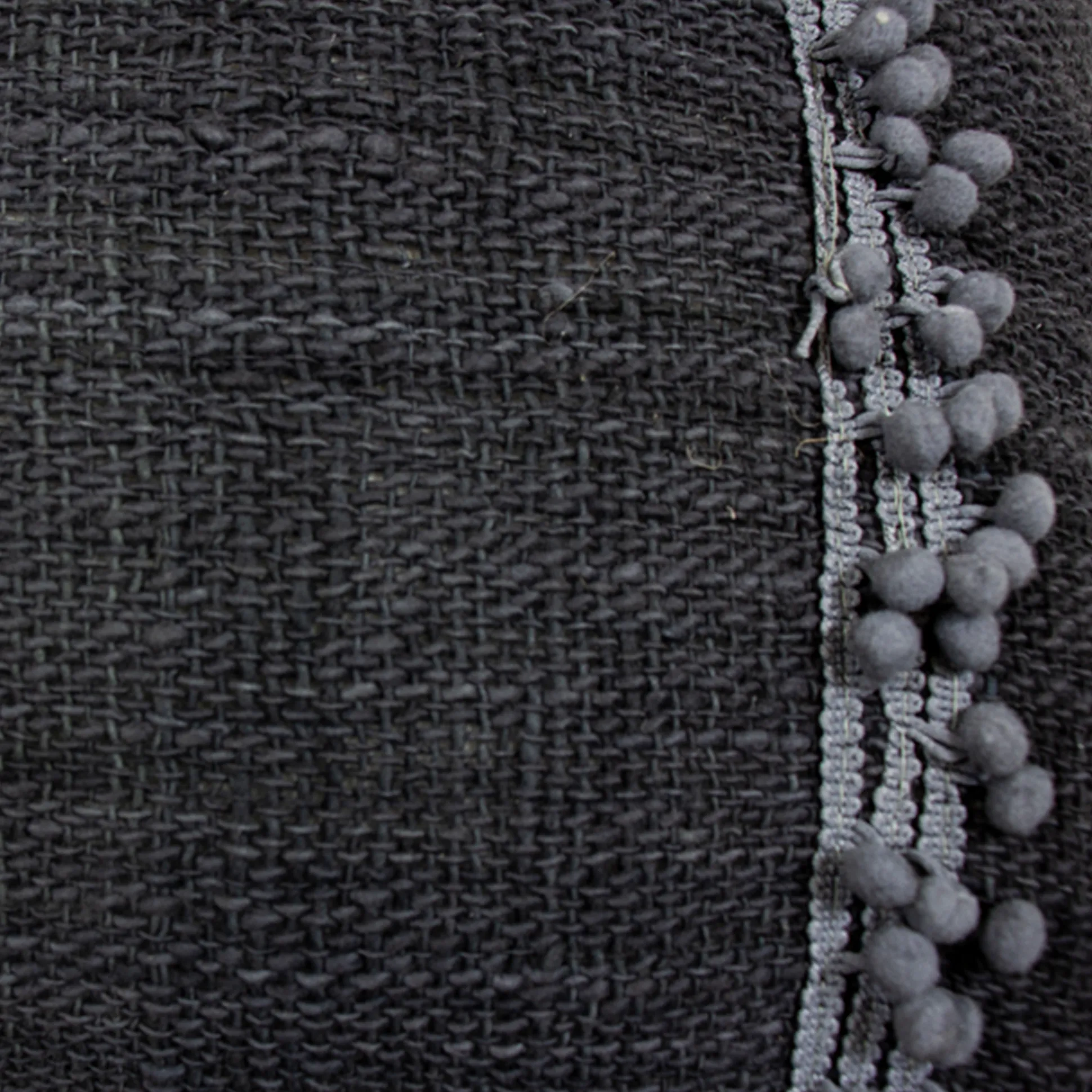 Cojín Negro Carbón 40X40 Con Cordón En Los Lados